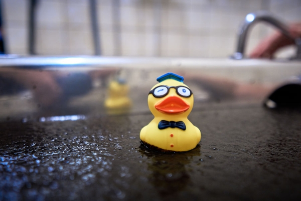 Eine Badeente in der Badewanne mit Moor Eine Badeente in der Badewanne mit Moor