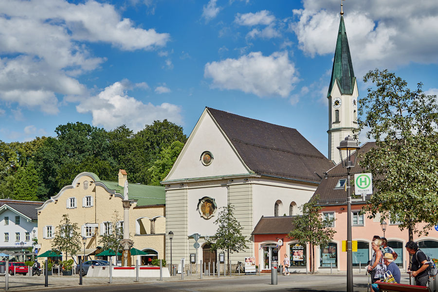 Marienplatz mit Kirche St.Sebastian Bad Aibling