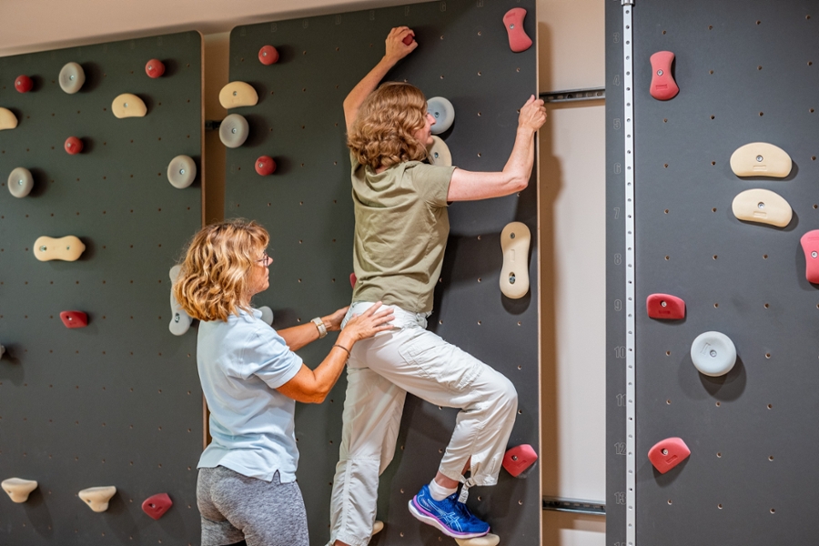 Therapeutin und Rehabilitandin an der Kletterwand Therapeutin und Rehabilitandin an der Kletterwand