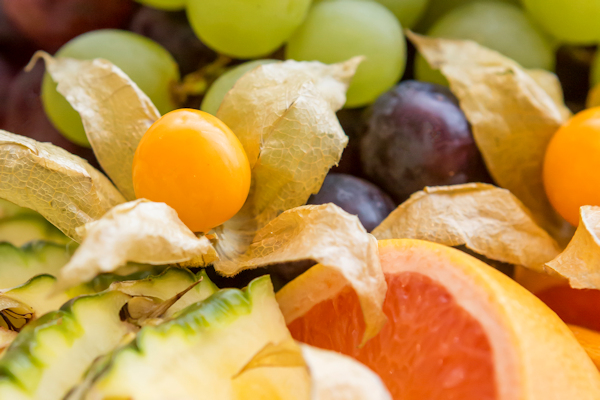 Blaue und grüne Weintrauben, Physallis und Grapefruit Blaue und grüne Weintrauben, Physallis und Grapefruit