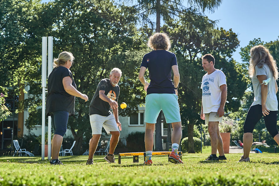 Gruppe bei Übung an der frischen Luft Gruppe bei Übung an der frischen Luft