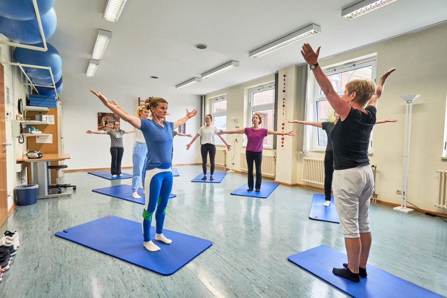 Gruppe bei Streckübungen Gruppe bei Streckübungen